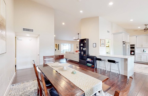 Tempe House | Sunny South Tempe gem with enclosed yard, covered lanai, grill, & washer/dryer