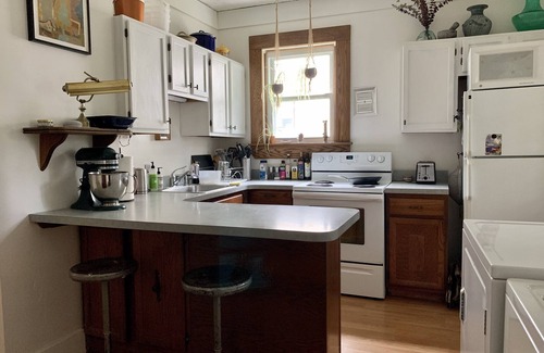 Stockade Historic District Apartment | Sunny & spacious pied-á-terre by Union College & Proctors Theater!