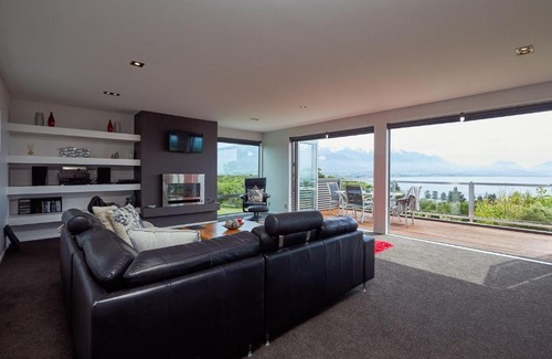 Kaikoura House | Sunny Stylish Sea Views