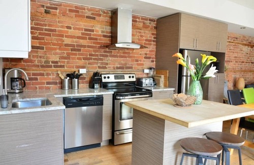 Plateau Mont Royal Apartment | Sunny Top Floor - Terrace - 4 bedrooms + 3 bathrooms - WiFi + possible parking!