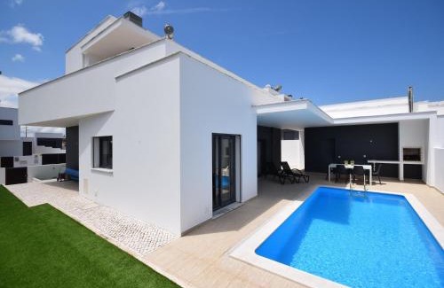 Caldas da Rainha Villa | Sunny Villa Near Óbidos w Beaches