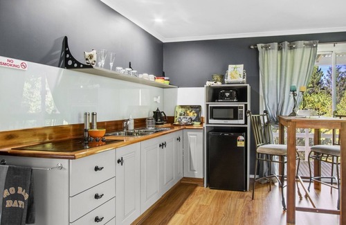 Mountain Lagoon Cottage | SUNNYDELL - the ultimate romantic getaway --SPECIALS ON NOW !
