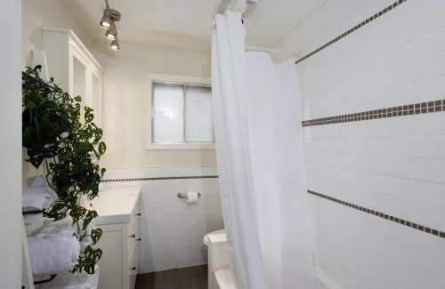 Sunnyside Apartment | Sunnyside 3 bdrm Trendy Kensington AC Garage