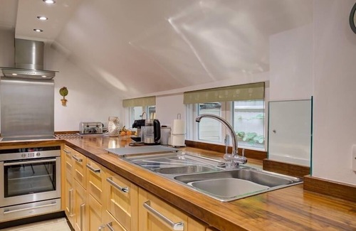 Bampton Cottage | SUNNYSIDE COTTAGE, family friendly in Bampton, Oxfordshire