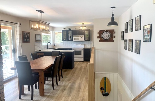 Celista House | Sunnyside Lakehouse - Semi-Waterfront - Shuswap Vacations & Sledding Accommodation