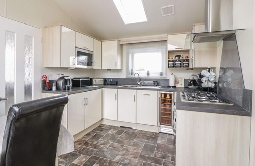 Perth Cottage | SUNNYSIDE LODGE 12A, pet friendly in Dunning