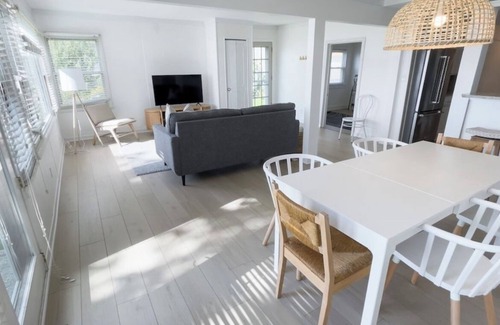 Stoughton House | "Sunnyside & Magnolia", A peaceful lakeside getaway - Under New Mgmt in 2025!
