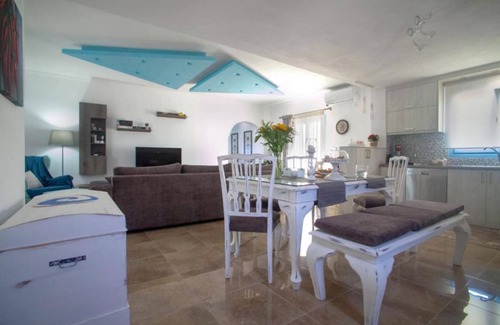 Perivolos Apartment | Sunrise Apartment Santorini