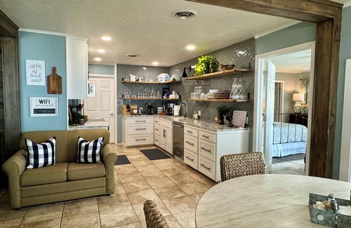 Vinita House | "Sunrise Cottage" Beautiful Lakefront Panoramic View W/Hot Tub and Boat Dock