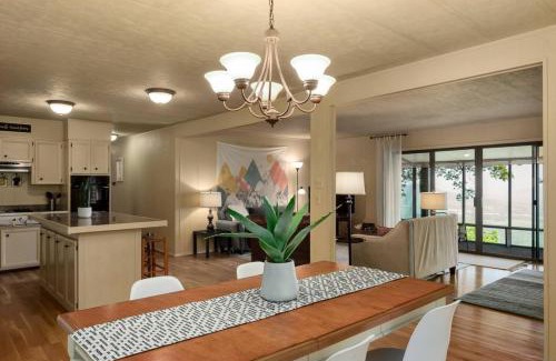 Jasper House | Sunrise Mountain Retreat-Summer Getaway in Jasper with a Hot Tub