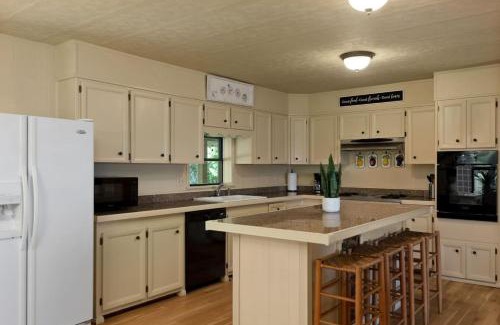 Jasper House | Sunrise Mountain Retreat-Summer Getaway in Jasper with a Hot Tub
