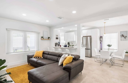 Lake Ridge House | Sunrise Palms - 10 Min to Beach!