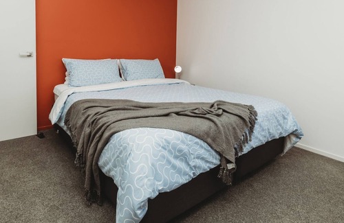 New Plymouth House | Sunrise Sanctuary Sleeps 10 Spa Pool