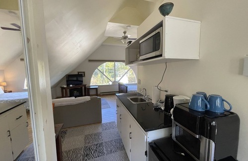Wolfville Bed & Breakfast | Sunrise Suite - Jacuzzi, Patio, Downtown