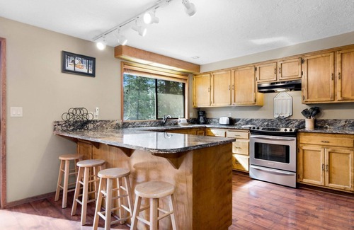 Sunriver House | Sunriver with Hot Tub, Fireplace and Bikes