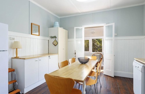 Tea Gardens Cottage | Sunroom Cottage - 40A Witt Street