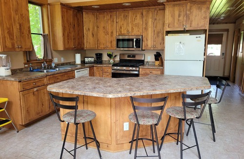 Isle House | Sunset Bay Getaway - Beautiful Home, SAND BEACH!
