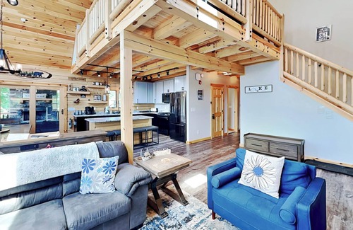 McHenry House | Sunset Bluff | Ski In/Ski Out + Interior Upgrades & Hot Tub!