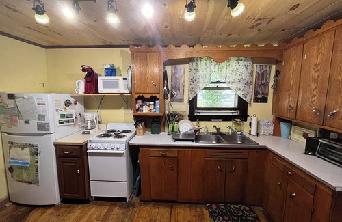 St. Albans Cottage | Sunset Cabin on Lake Champlain, Vermont. Roomy, Rustic, Waterfront - Family Fun!