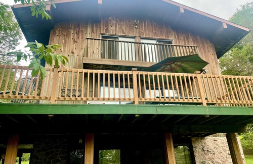 Salamanca House | Sunset Cedar Chalet: Getaway in Ellicotville