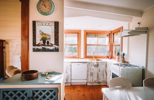 Portarlington House | Sunset Cottage by the Bay, With Fire, Pet Friendly