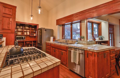 Lincoln Park House | Sunset Cove – Chic Tahoe Retreat