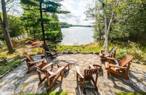 Frontenac House | Sunset Cove Waterfront nature retreat with bunkie