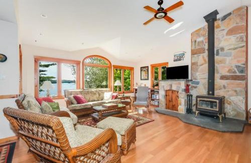 Frontenac House | Sunset Cove Waterfront nature retreat with bunkie