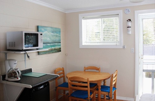 Lambton Shores Hotel | Sunset Getaway 4 min walk to the beach! Family of 4
