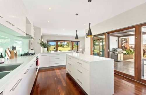 Connewarre House | Sunset Haven: Golf, beach, spa and fire retreat