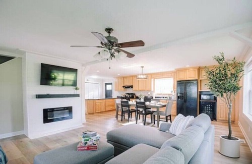 Knox House | Sunset Heaven Retreat 5 min from Bass Lake.