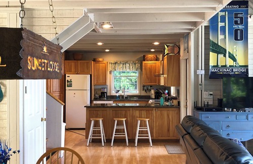 St Ignace Cottage | Sunset Lodge - right on Lake Michigan! Swim or watch the freighters go by