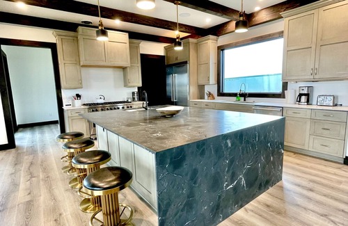 Belt House | Sunset Ranch ~ Stunning 8 bdrm 10 bath Home on Private Dude Ranch