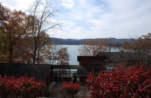 La Follette House | "Sunset Shores" Private lakefront log home at Deerfield Resort, sleeps 16