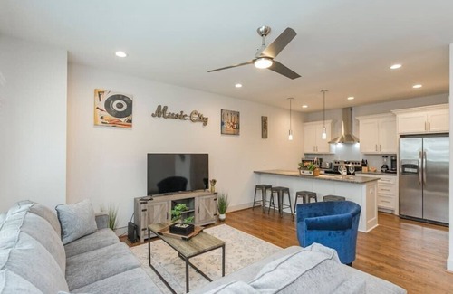 Maplewood Heights House | ★Sunset Stunner★ 7 beds! 9 min→Broadway Garage ★