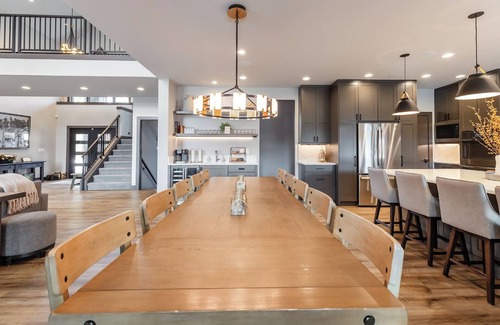 Cle Elum House | Sunset View Lodge, Modern Mountain Escape, Theater, Hot Tub in Suncadia