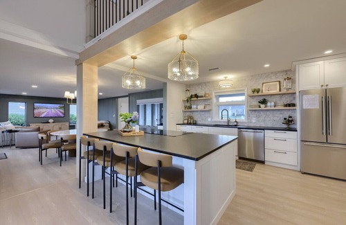 Earlville House | Sunset View Oasis Waterfront w Hot Tub