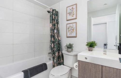 Garden District Apartment | Sunset View Studio by Eaton Centre