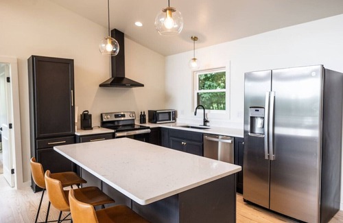 Arley House | Sunset Views-Modern Lake Retreat