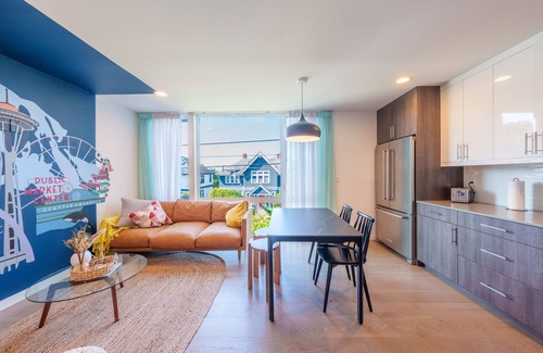 North Beacon Hill House | Sunsets, Mountains and Bay Magic, fire pit & BBQ oRooftop Delight!