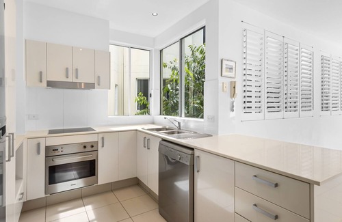 Sunshine Beach Apartment | Sunshine Beach Holiday Apartment - Unit 4, 1 Park Crescent