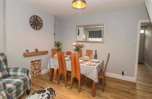 Tideswell House | Sunshine Cottage Tideswell, Games room included.