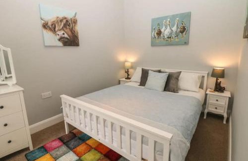 Tideswell House | Sunshine Cottage Tideswell, Games room included.