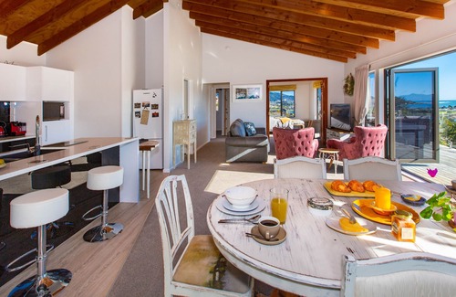 Raglan Cottage | Sunshine Lookout - Raglan Holiday Home