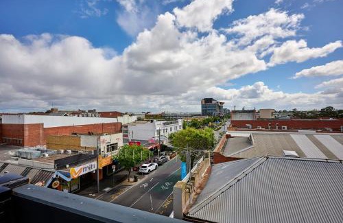 Sunshine Apartment | Sunview Modern 2-Bed with City Views