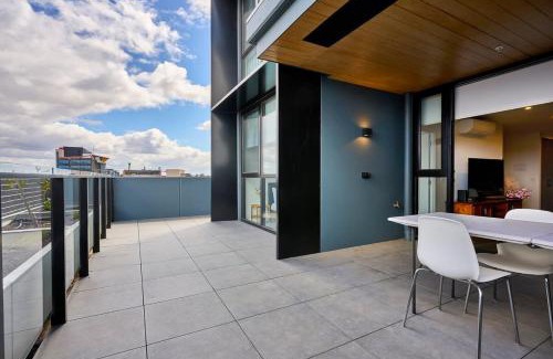 Sunshine Apartment | Sunview Modern 2-Bed with City Views