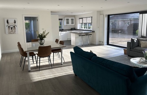 Cranleigh House | Super 2000sq ft Self-Contained Guest House
