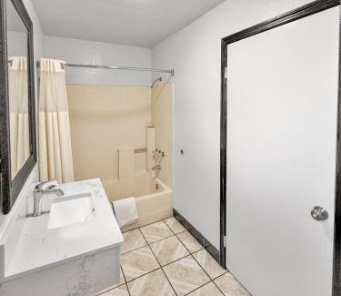 Southeast Anaheim Hotel | Super 7 Motel - Anaheim Packing District & Disneyland