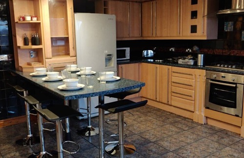 Leeds House | Super 7Bed House - Hot Tub - Large Gathering Meets