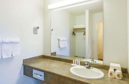 100 Mile House Hotel | Super 8 by Wyndham 100 Mile House